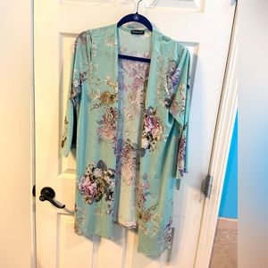 Floral kimono. 3/4 length sleeves.
